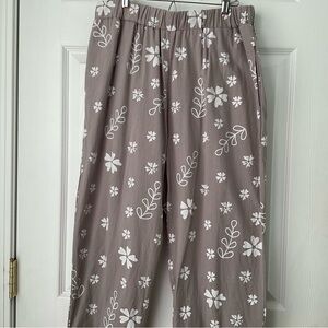 New Cotton Beige Floral Capris Size 1/Medium